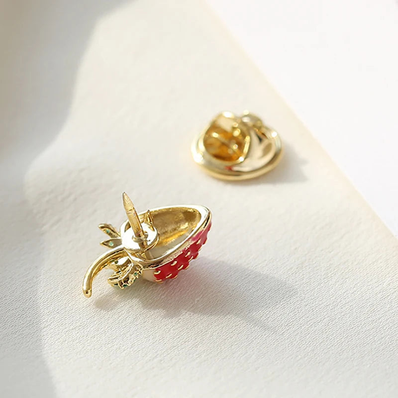 SUYU Mini Cute Small Strawberry Brooch Female Neckline Corsage Trendy Personality Fashion Badge Accessories