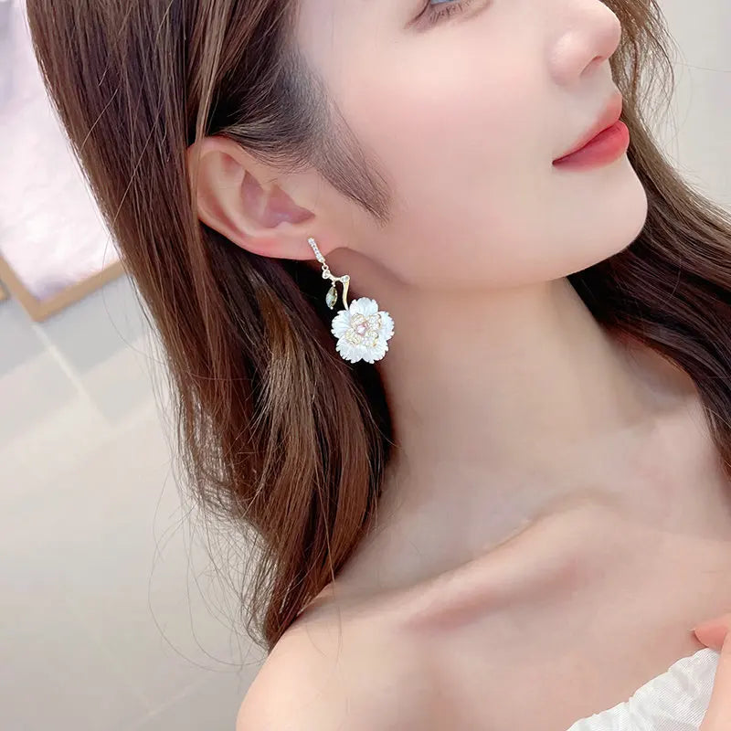 SUYU Jewelry Women's Design Luxury Flower Earrings Fashionable And Elegant White Fritillaria Shell Earrings Daily Accessories