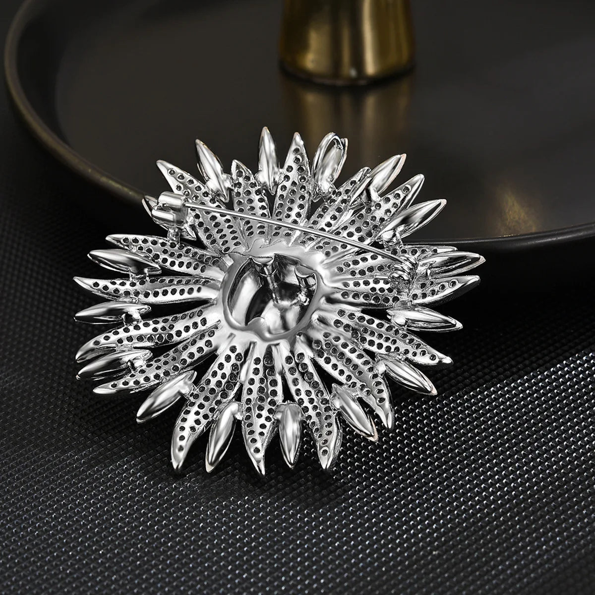 Fashionable And Exquisite Sunflower Brooch Festival Gift Elegant And Elegant Style Women's Breast Flower Clothing Accessories