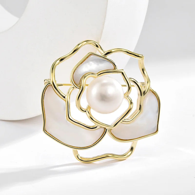 SUYU Jewelry Fashion Camellia Blossom Brooch Imitation Pearl Hollow Design Flower Brooch Fashion Women's Luxury Clothing Pin