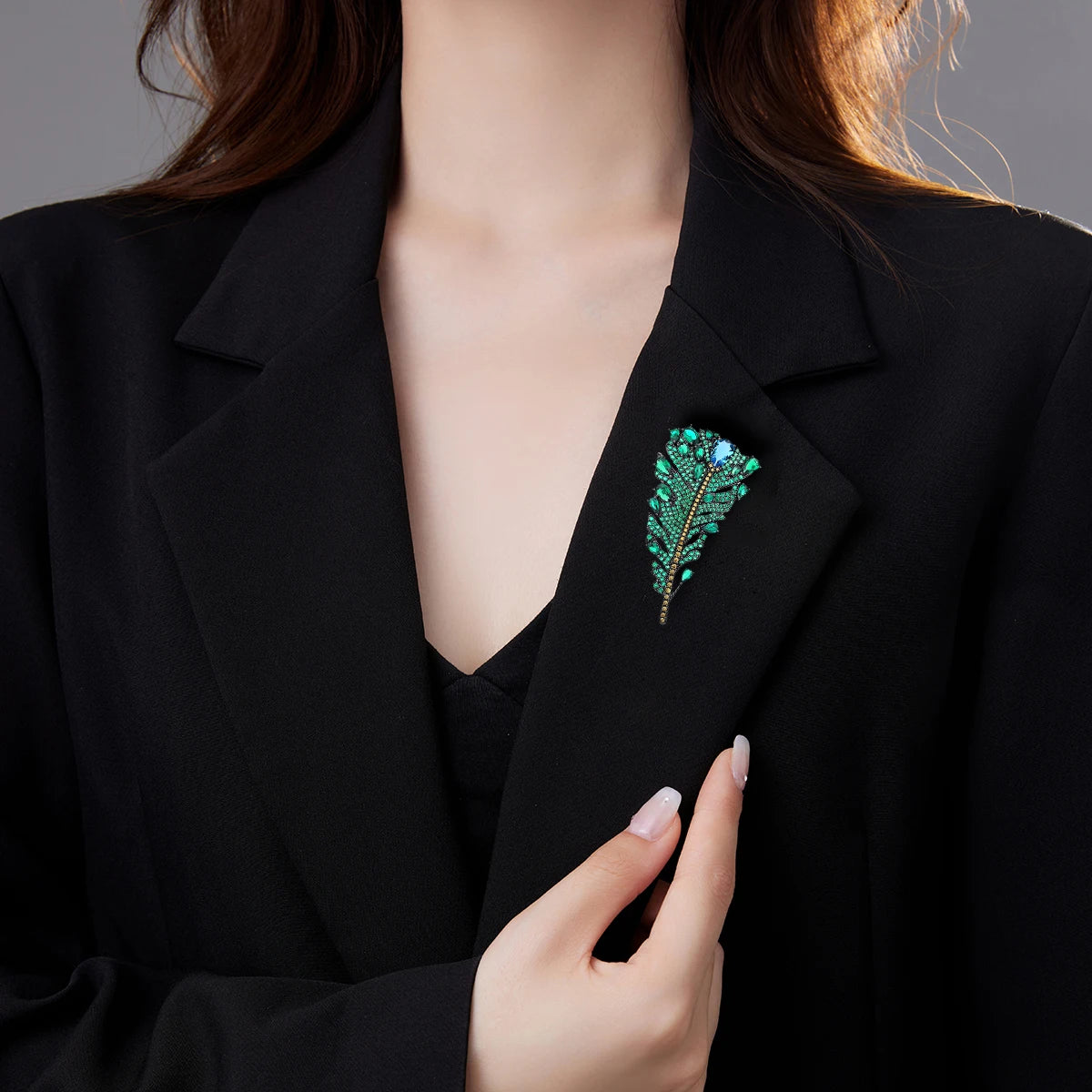 SUYU Green Feather Brooch For Women Exquisite And Luxurious Green Peacock Feather Brooch For Holiday Gifts Copper Pin