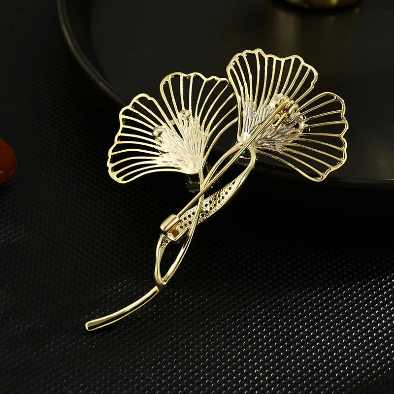 SUYU Ginkgo Leaf Elegant Luxury Premium Brooch Women's Delicate Temperament Pins Simple Personality Corsage Coat Accessories