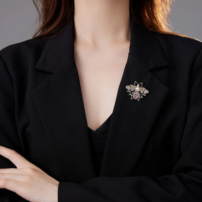 SUYU Spring Retro Classic Bee Design Brooch For Women Luxurious Brooch For Fashion Minimalist And Personalized Decorative Pins