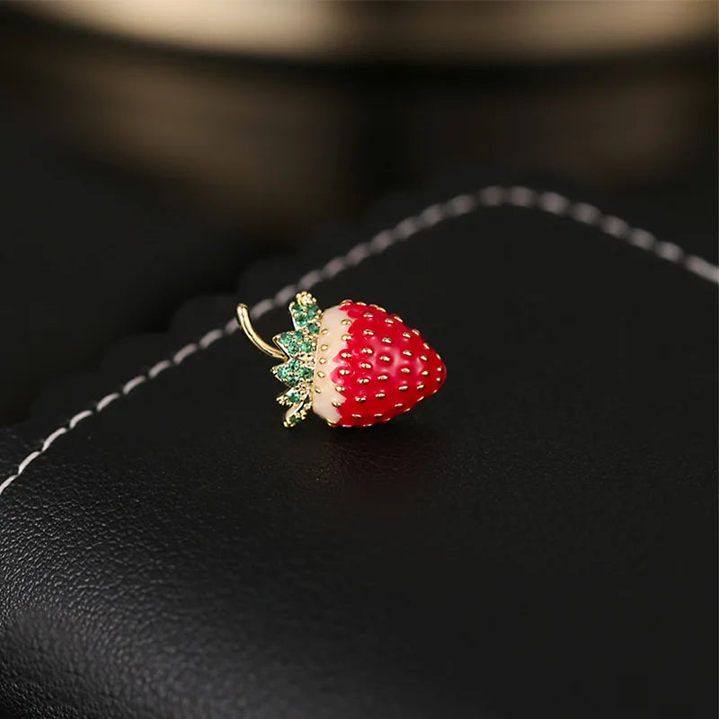 SUYU Mini Cute Small Strawberry Brooch Female Neckline Corsage Trendy Personality Fashion Badge Accessories