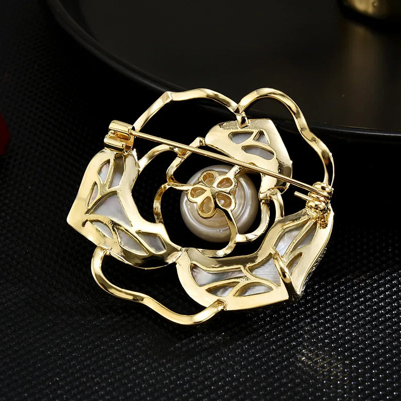 SUYU Jewelry Fashion Camellia Blossom Brooch Imitation Pearl Hollow Design Flower Brooch Fashion Women's Luxury Clothing Pin