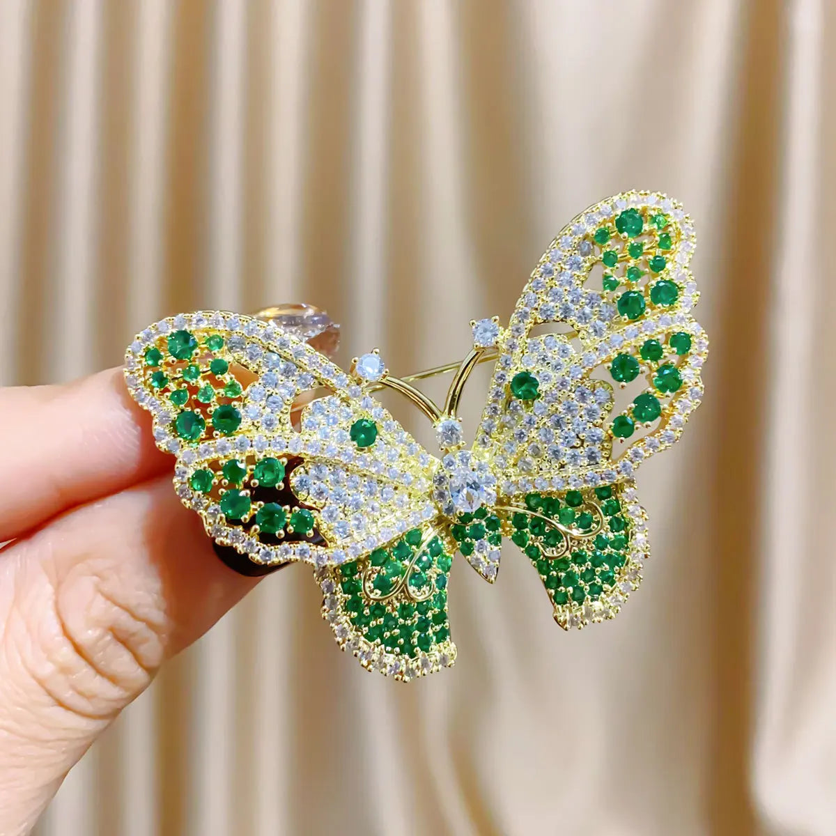 SUYU Autumn New Fashion Green Butterfly Brooch Needle Hollow out Design for Small and Exquisite Versatile Suit Gifts