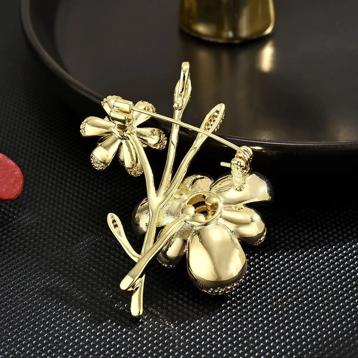 SUYU New women's light luxury plum blossom brooch fashionable and elegant imitation pearl brooch versatile and niche design