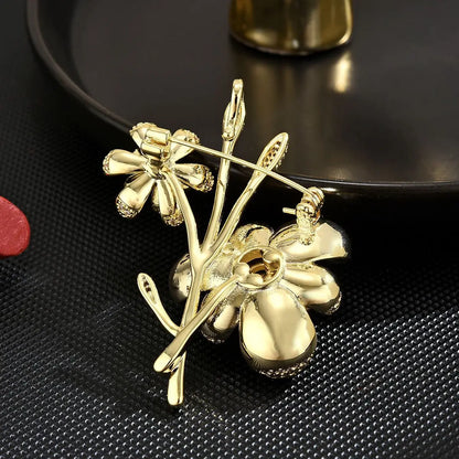 SUYU New women's light luxury plum blossom brooch fashionable and elegant imitation pearl brooch versatile and niche design