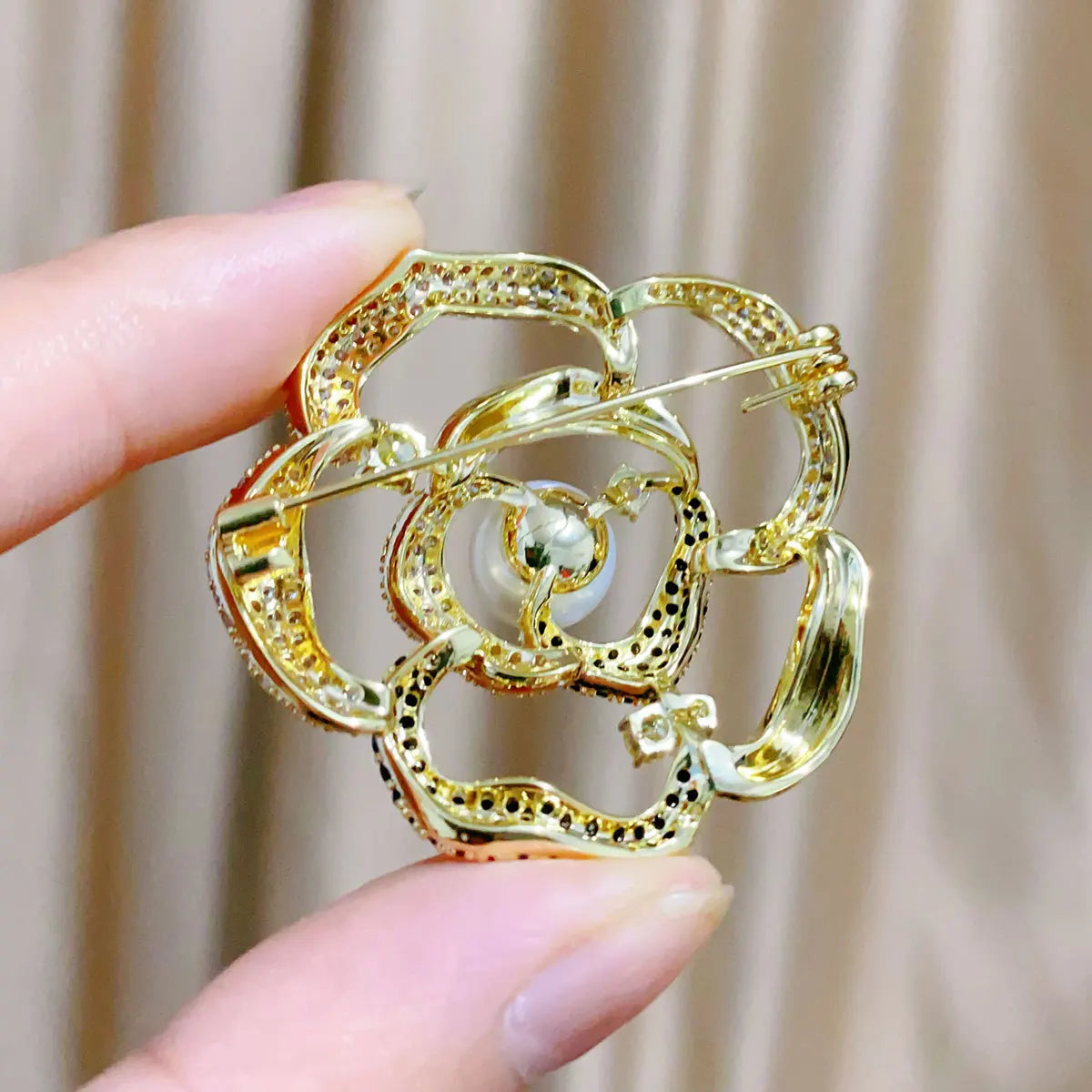 Summer Design Women's Luxurious Brooch Simulation Pearl Camellia Brooch Zircon Rose Brooch Suit Accessories Party Holiday Gifts