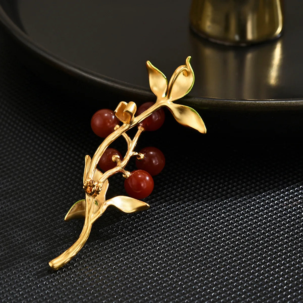 SUYU women's light luxury elegant and fashionable red fruit brooch versatile and unique design sense daily accessories