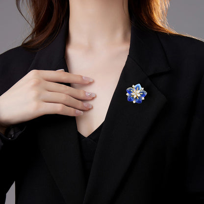 Fashionable And Elegant Blue Flower Brooch Sparkling Snowflake Shape Personalized Brooch Blossom Suit Coat Temperament Pins