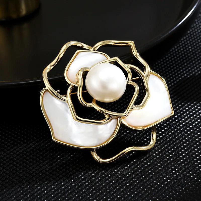 SUYU Jewelry Fashion Camellia Blossom Brooch Imitation Pearl Hollow Design Flower Brooch Fashion Women's Luxury Clothing Pin