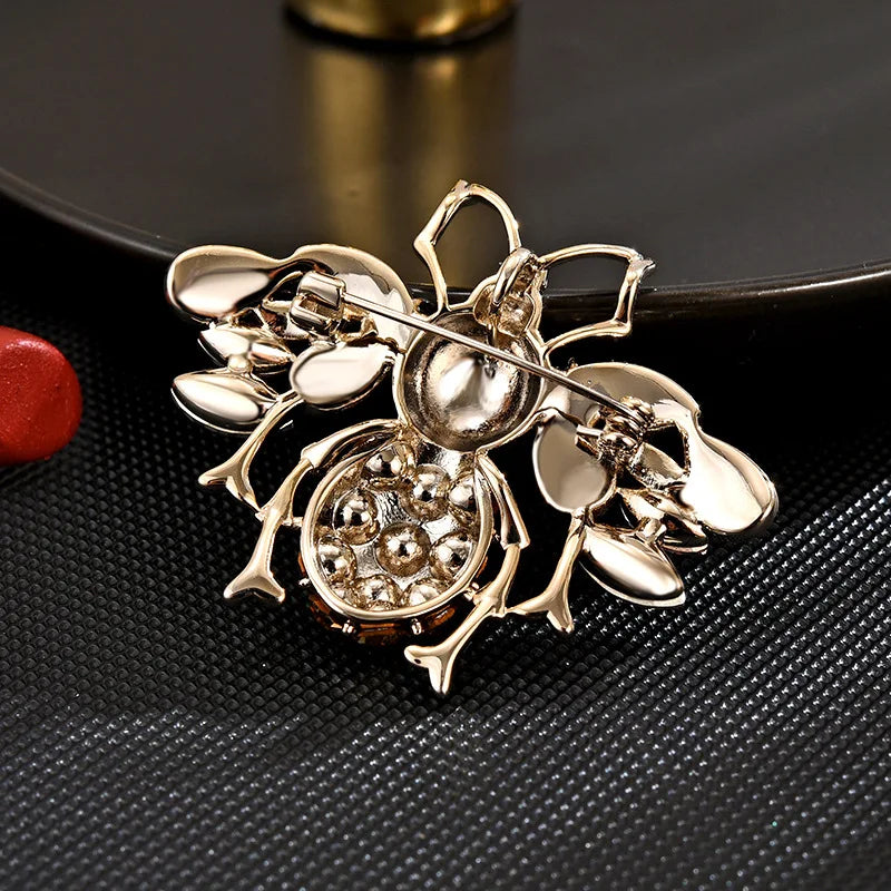 SUYU Spring Retro Classic Bee Design Brooch For Women Luxurious Brooch For Fashion Minimalist And Personalized Decorative Pins