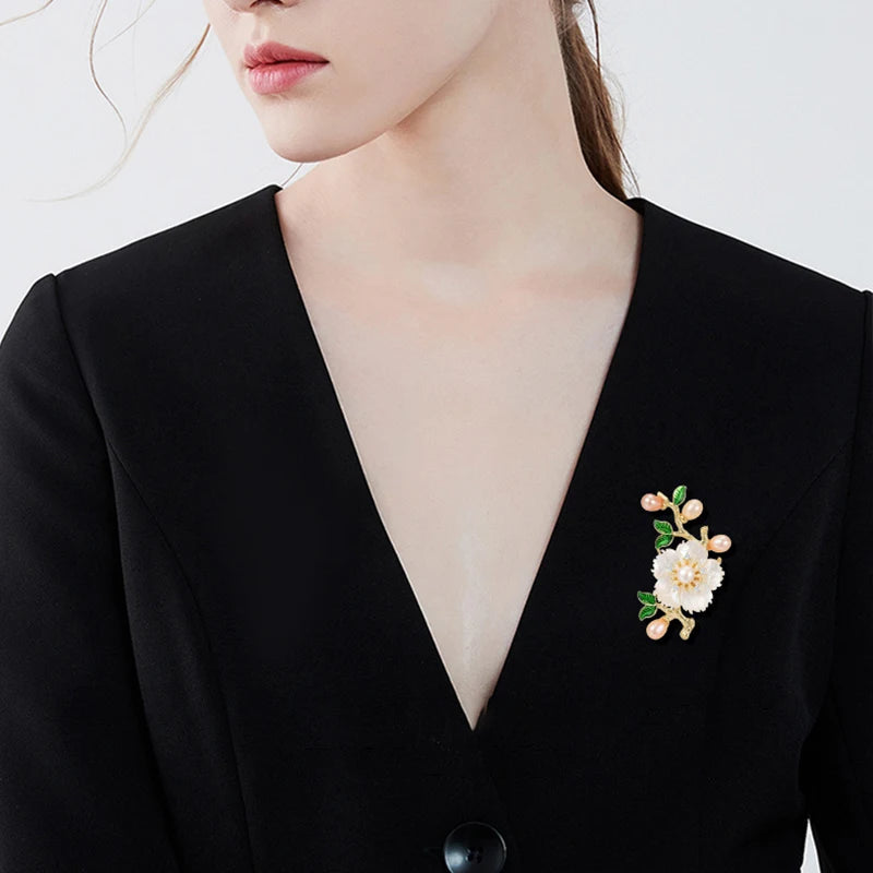 SUYU New Retro Women's Luxurious Brooch Simulation Pearl Elegant Flower Temperament Western Clothing Accessories Holiday Gifts