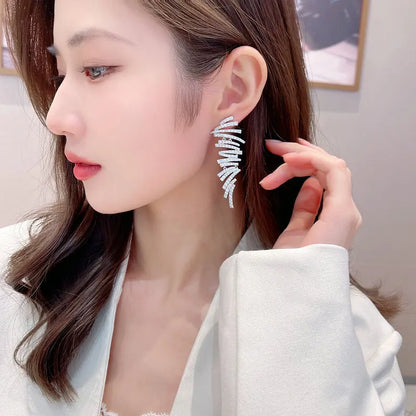 Exaggerated And Atmospheric Banquet Dress Paired With Trendy Earrings Designer Style Geometric Creative Irregular Line Earrings