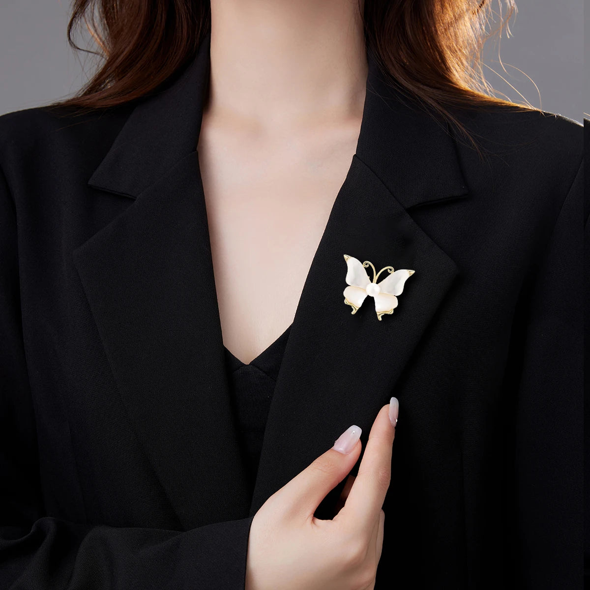 SUYU Winter New Simulated Pearl Fritillaria Brooch Design For Women's Luxury Brooch Suit Accessories Exquisite And Unique Trendy