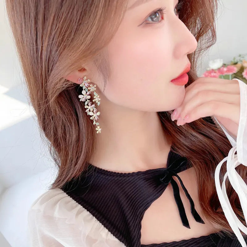 Exaggerated And Stylish Earrings For Women's Dinner Dresses Paired With Long Floral Earrings