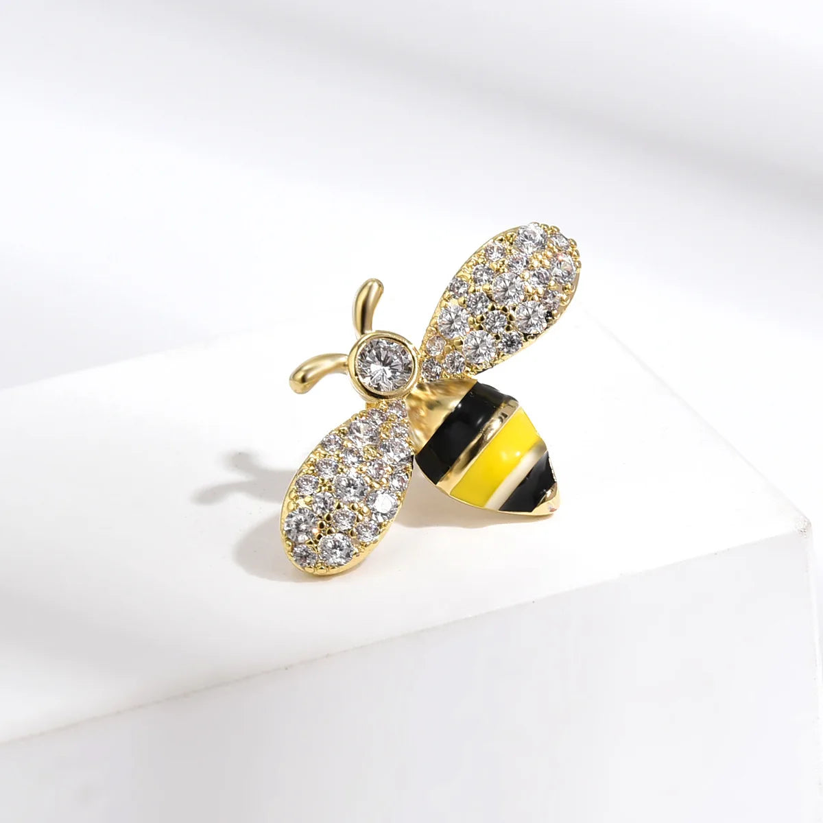 SUYU Summer Personalized Women's Design Cute And Dynamic Micro Set Zircon Bee Brooch With Simple Insect Pin Buckle