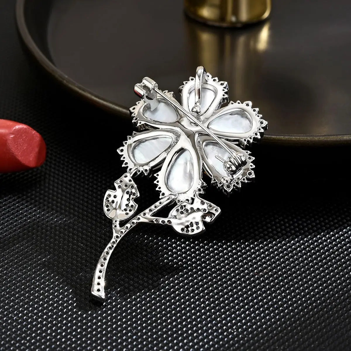 Fashionable And Elegant Women's Light Luxury Design Flower Brooch Versatile Accessories