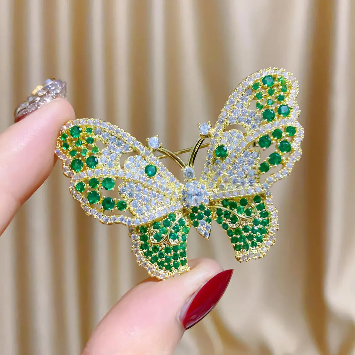 SUYU Autumn New Fashion Green Butterfly Brooch Needle Hollow out Design for Small and Exquisite Versatile Suit Gifts