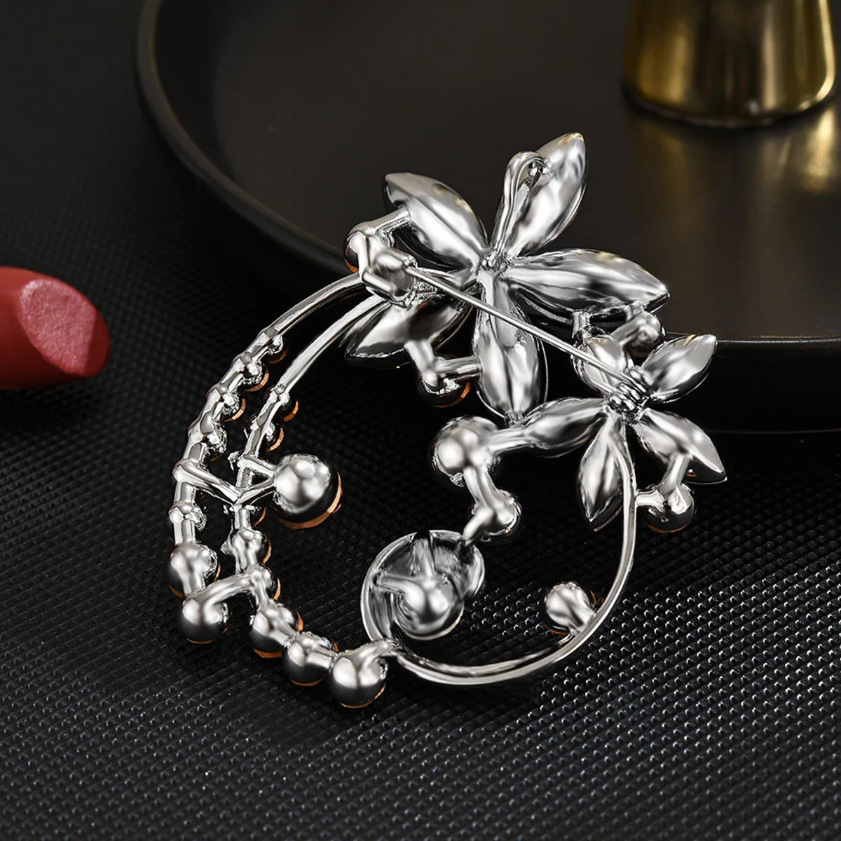 SUYU New women's minimalist temperament floral wreath brooch retro heavy industry flower brooch anti glare accessories