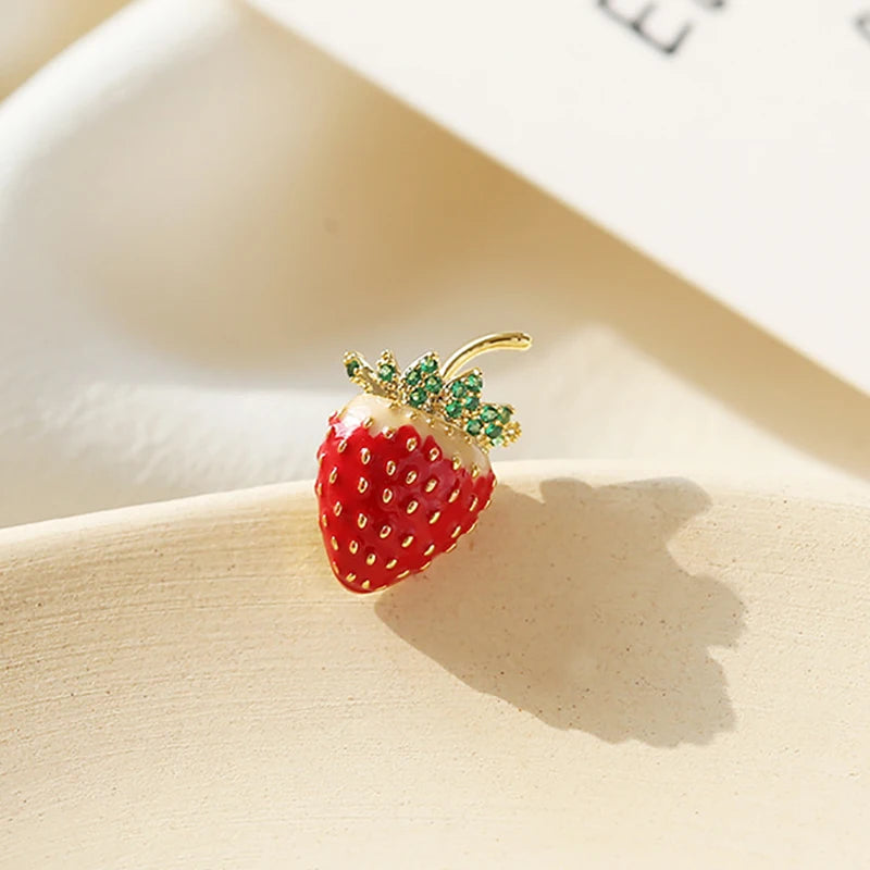 SUYU Mini Cute Small Strawberry Brooch Female Neckline Corsage Trendy Personality Fashion Badge Accessories