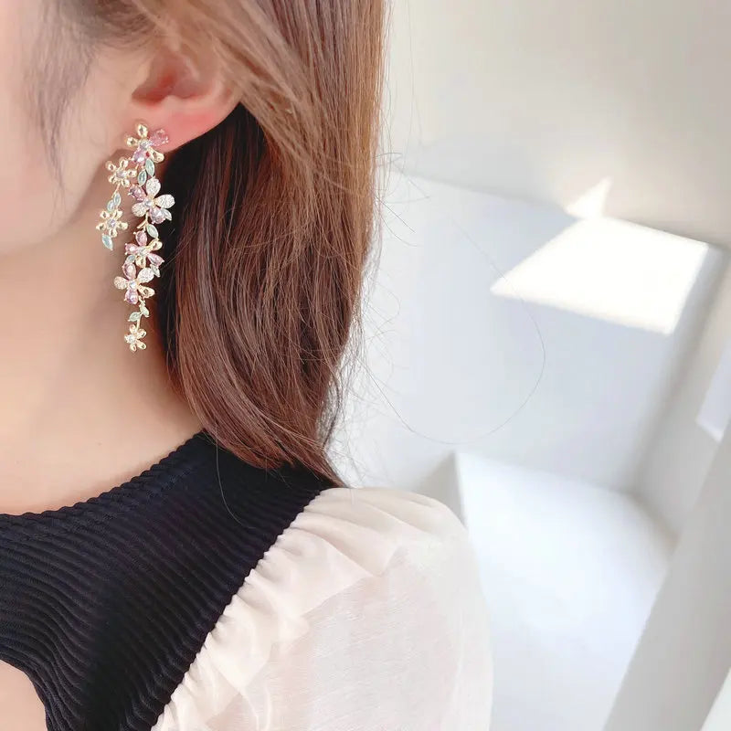 Exaggerated And Stylish Earrings For Women's Dinner Dresses Paired With Long Floral Earrings