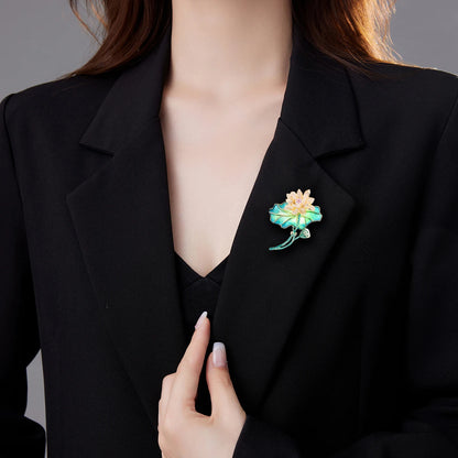 SUYU Winter New Enamel Hand-painted Coating Lotus Brooch For Women's Elegant Temperament Coat Accessories Fashion Brooch