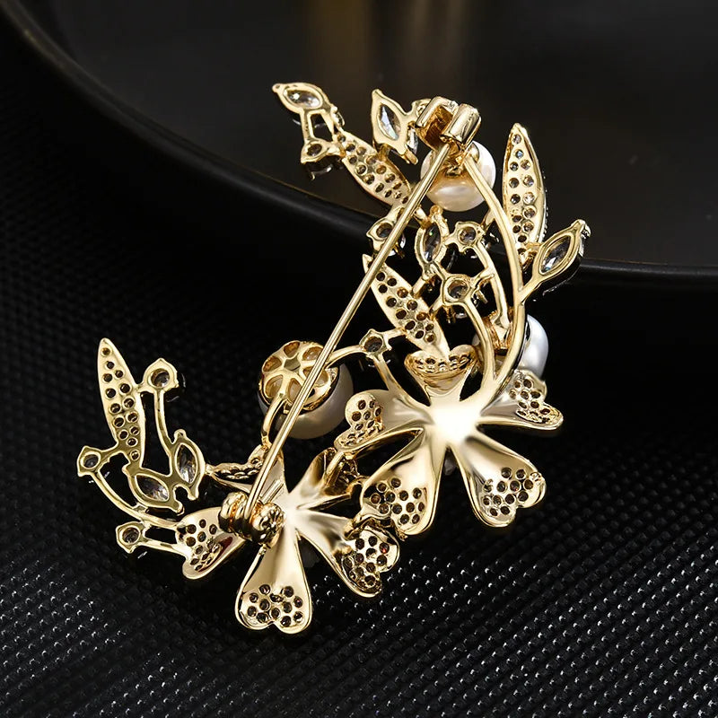 SUYU Wholesale Imitation Pearl Wreath Brooch Suit Coat Pin Elegant Versatile Accessories New Year Gift