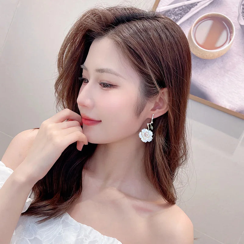 SUYU Jewelry Women's Design Luxury Flower Earrings Fashionable And Elegant White Fritillaria Shell Earrings Daily Accessories