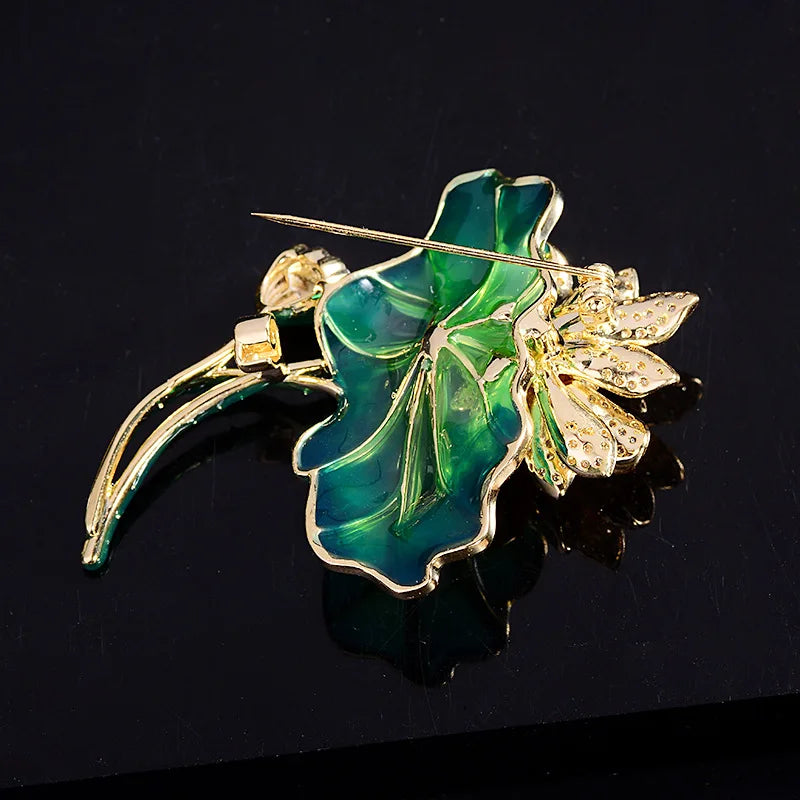 SUYU Winter New Enamel Hand-painted Coating Lotus Brooch For Women's Elegant Temperament Coat Accessories Fashion Brooch