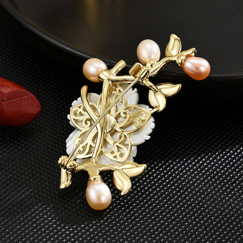 SUYU New Retro Women's Luxurious Brooch Simulation Pearl Elegant Flower Temperament Western Clothing Accessories Holiday Gifts